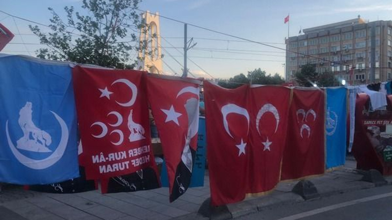 İzmit’in merkezini MHP bayraklarıyla donattılar